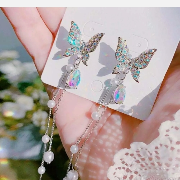 NIB Iridescent Butterfly dangling earrings - Picture 2 of 3